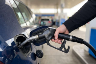 Hurtowe ceny paliw 10.08.2026. Czas na oddech dla kierowców i wyczekiwanie w rafineriach