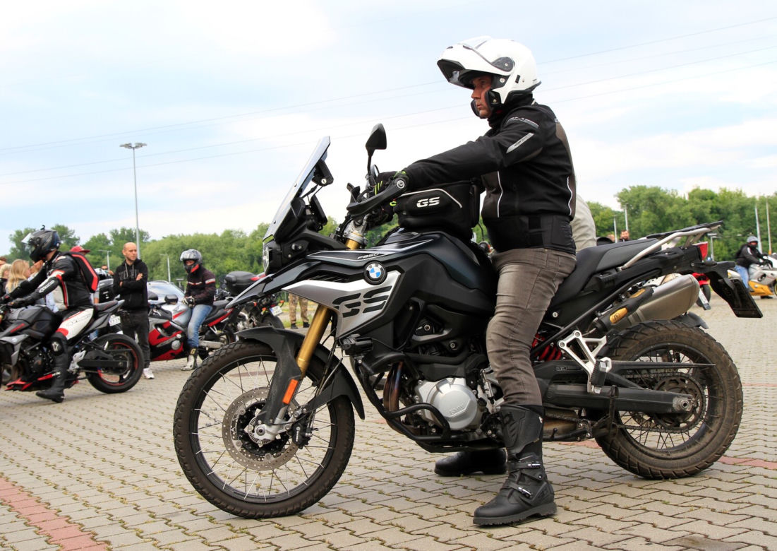 Przed Areną Lublin symbolicznie pożegnano dwójkę tragicznie zmarłych motocyklistów