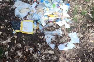 Dzikie wysypisko koło Wolsztyna. Sprawca zostawił po sobie ślad