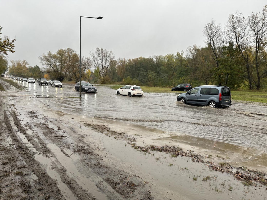 Pogodowy armagedon w Warszawie. Ulice jak rzeki, auta grzęzną w błocie