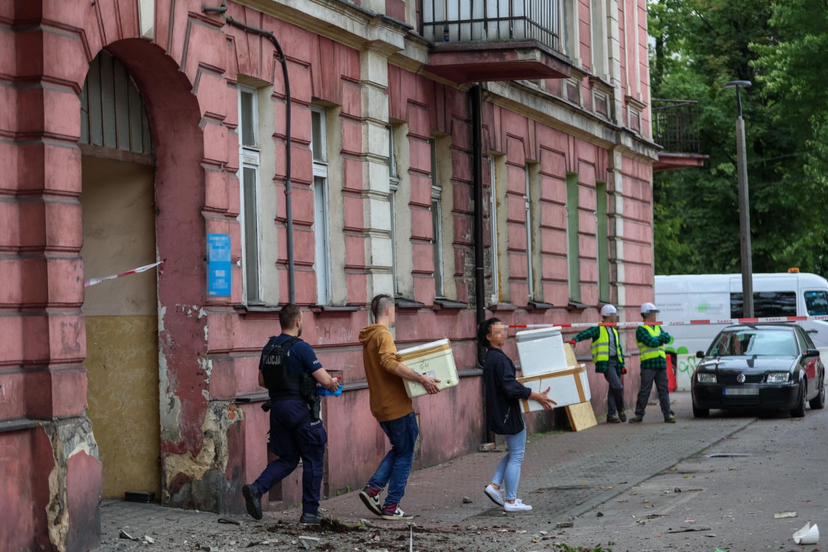 Pani Sylwia zginęła, a jej mąż walczy o życie. Zarwał się pod nimi balkon. Sprawą zajmie się prokuratura.