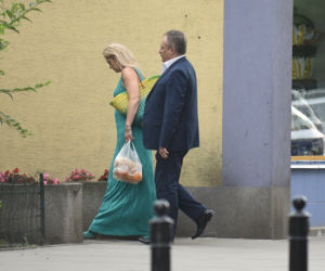 Żona targa siaty za posła
