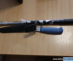 Z nożem i pałką wszedł do sklepu. 27-latek sterroryzował ekspedientkę