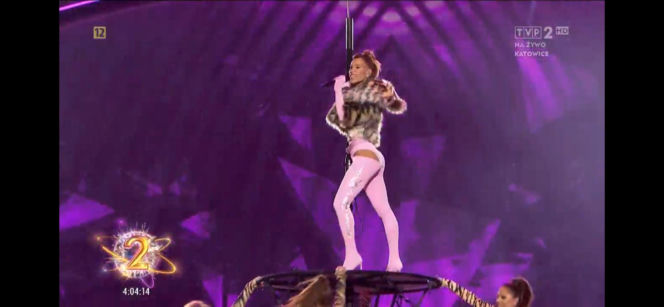 Sylwester z Dwójką TVP. Doda przebierała się dwa razy. Zapięta pod szyję wyglądała obłędnie!