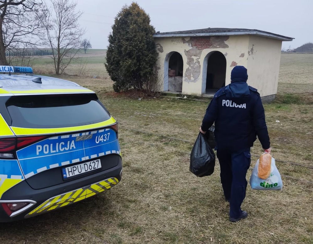 Nie tylko egzekwują prawo, ale także niosą pomoc. Policjanci z Wielkopolski otoczyli pomocą bezdomnego