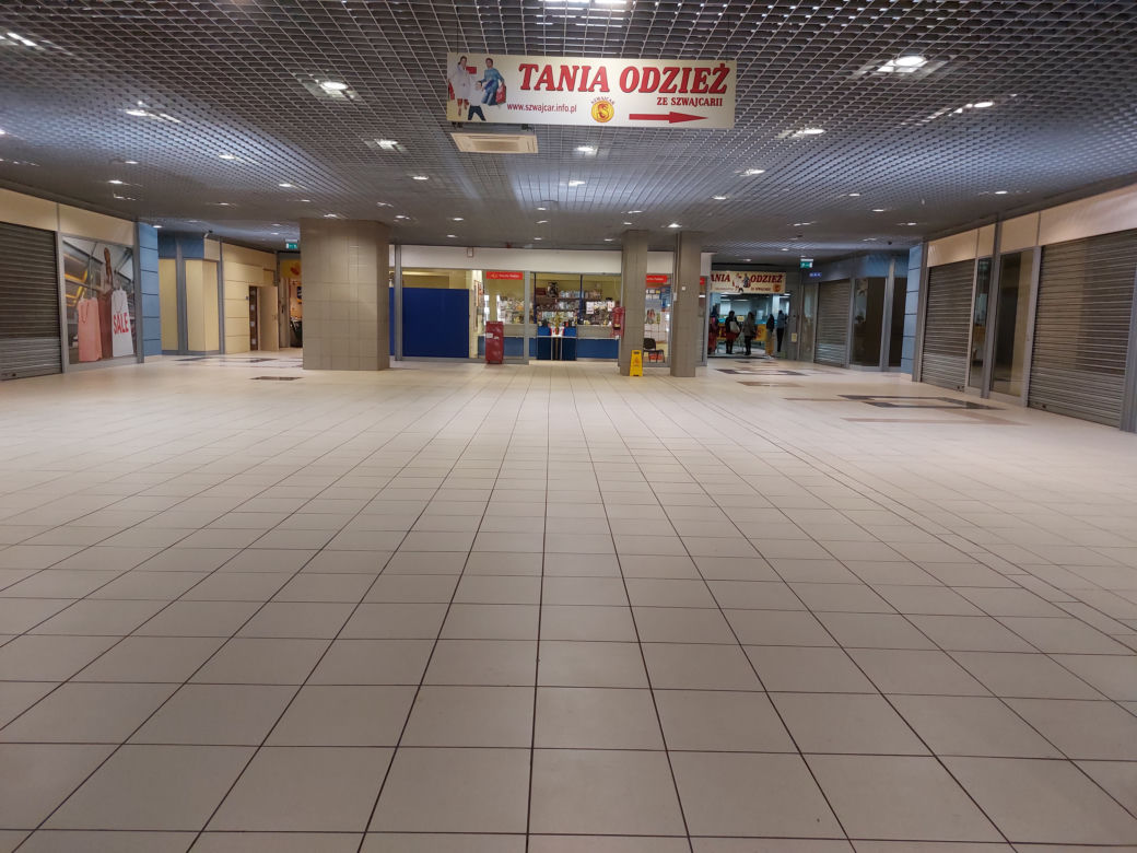Centrum handlowe Belg straszy pustkami. Ostatni sprzedawcy i garstka klientów