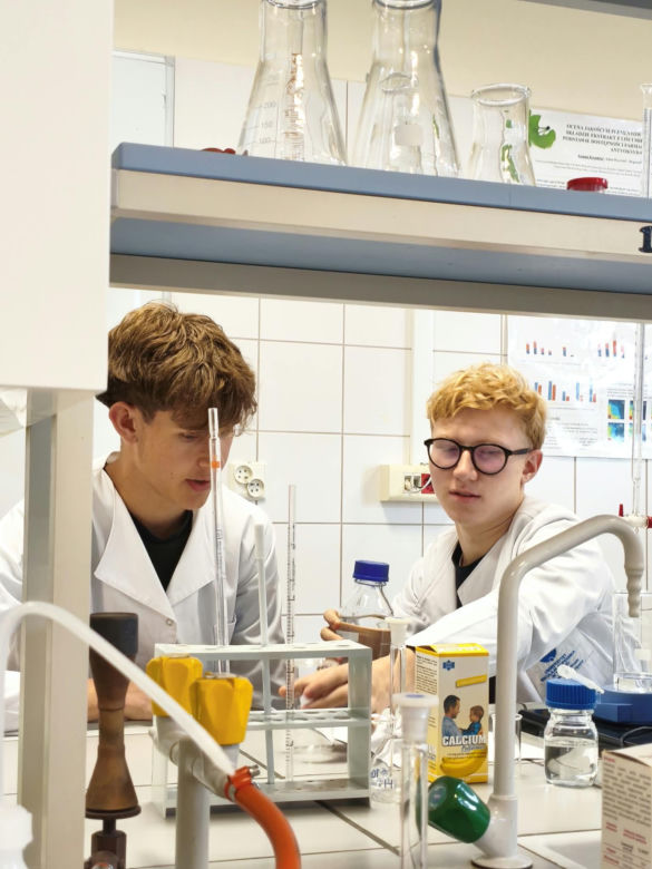 Młodzi naukowcy w akcji! Uczniowie eksperymentowali w laboratoriach Collegium Medicum