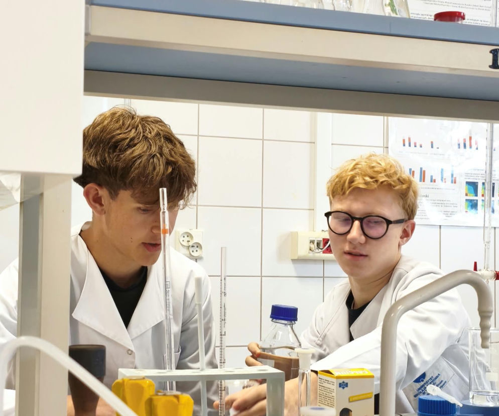 Młodzi naukowcy w akcji! Uczniowie eksperymentowali w laboratoriach Collegium Medicum