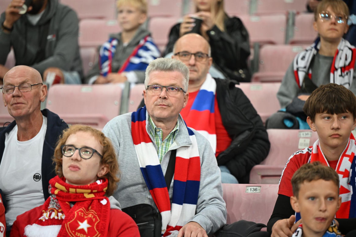 Tak kibice Wisły Kraków bawili się na trybunach. Znajdź się na zdjęciach
