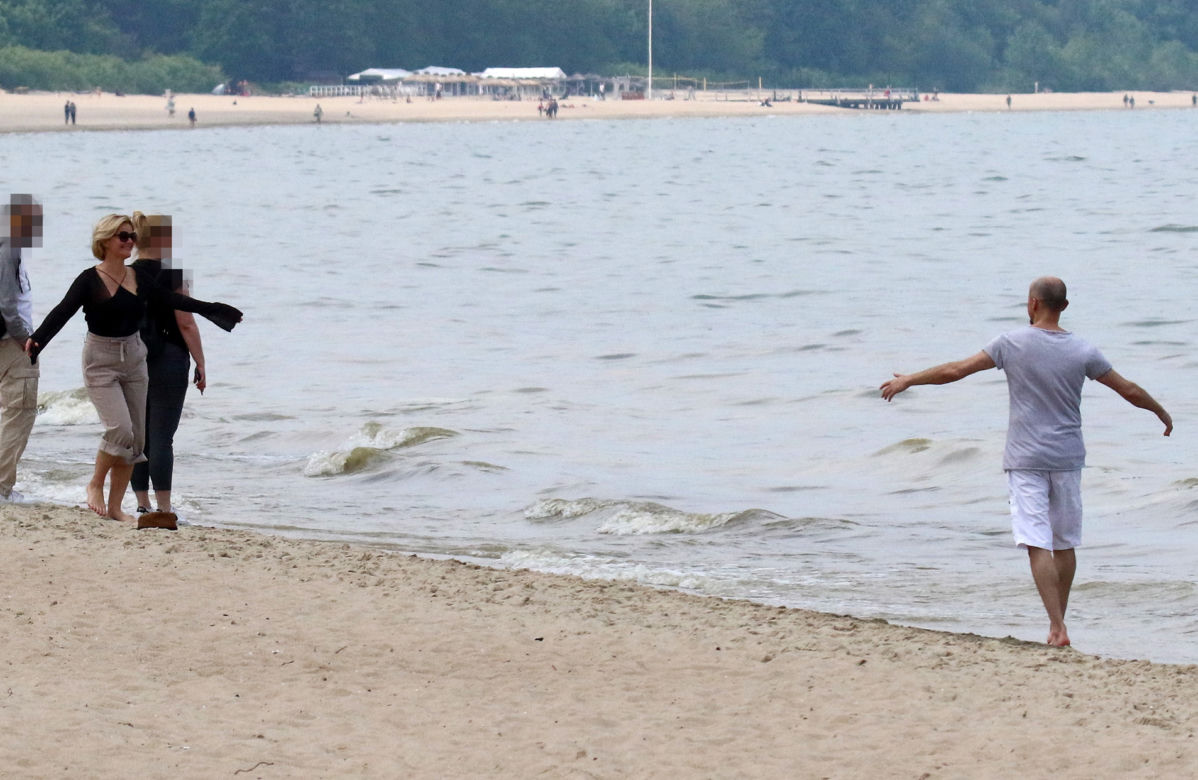 Monika Richardson z ukochanym na plaży