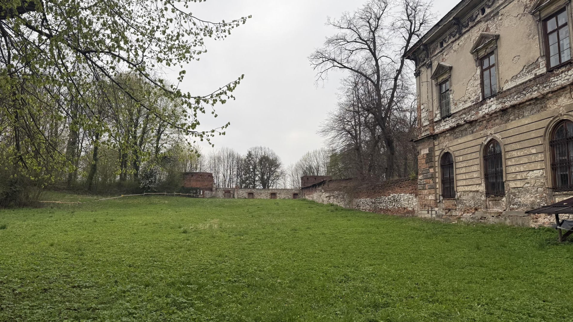 Pałac w Pilicy, wspaniała rezydencja która od dekad popada w ruinę