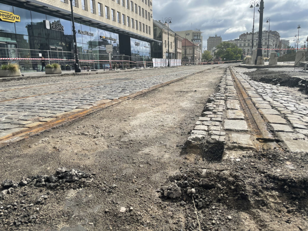 PRZEBUDOWA PLACU TRZECH KRZYŻY. DROGOWCY ODKOPALI ZABYTKOWY BRUK I TORY TRAMWAJOWE