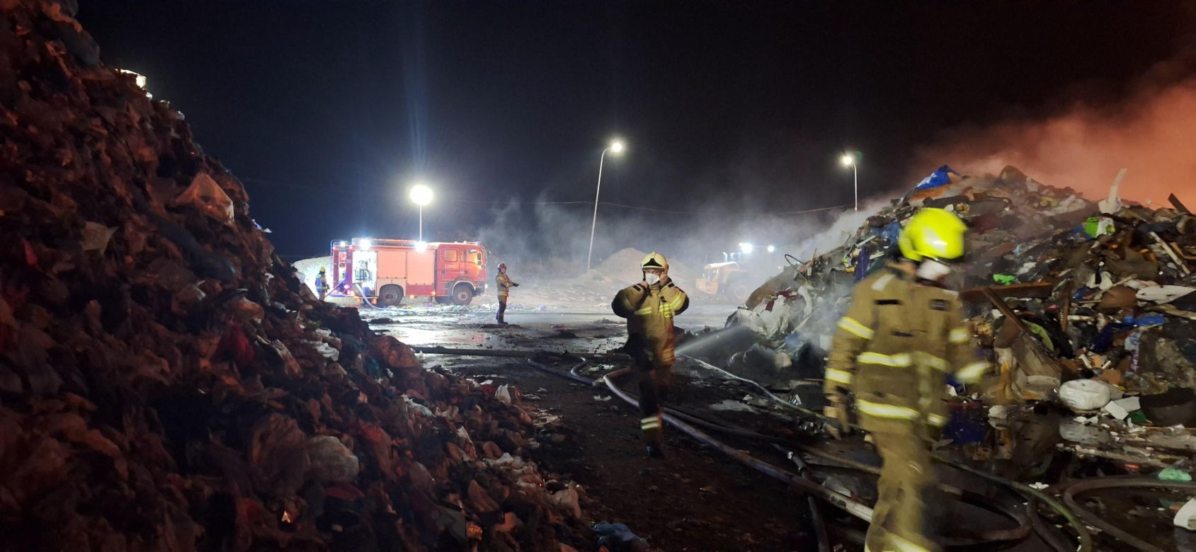 Strażacy walczyli z ogniem na składowisku odpadów w Bełżycach