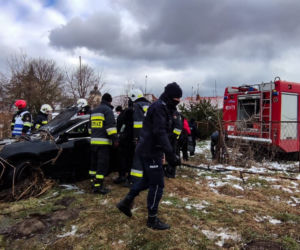 Tykocin. Honda wpadła do rzeki. Za kierownicą 35-latek [ZDJĘCIA]