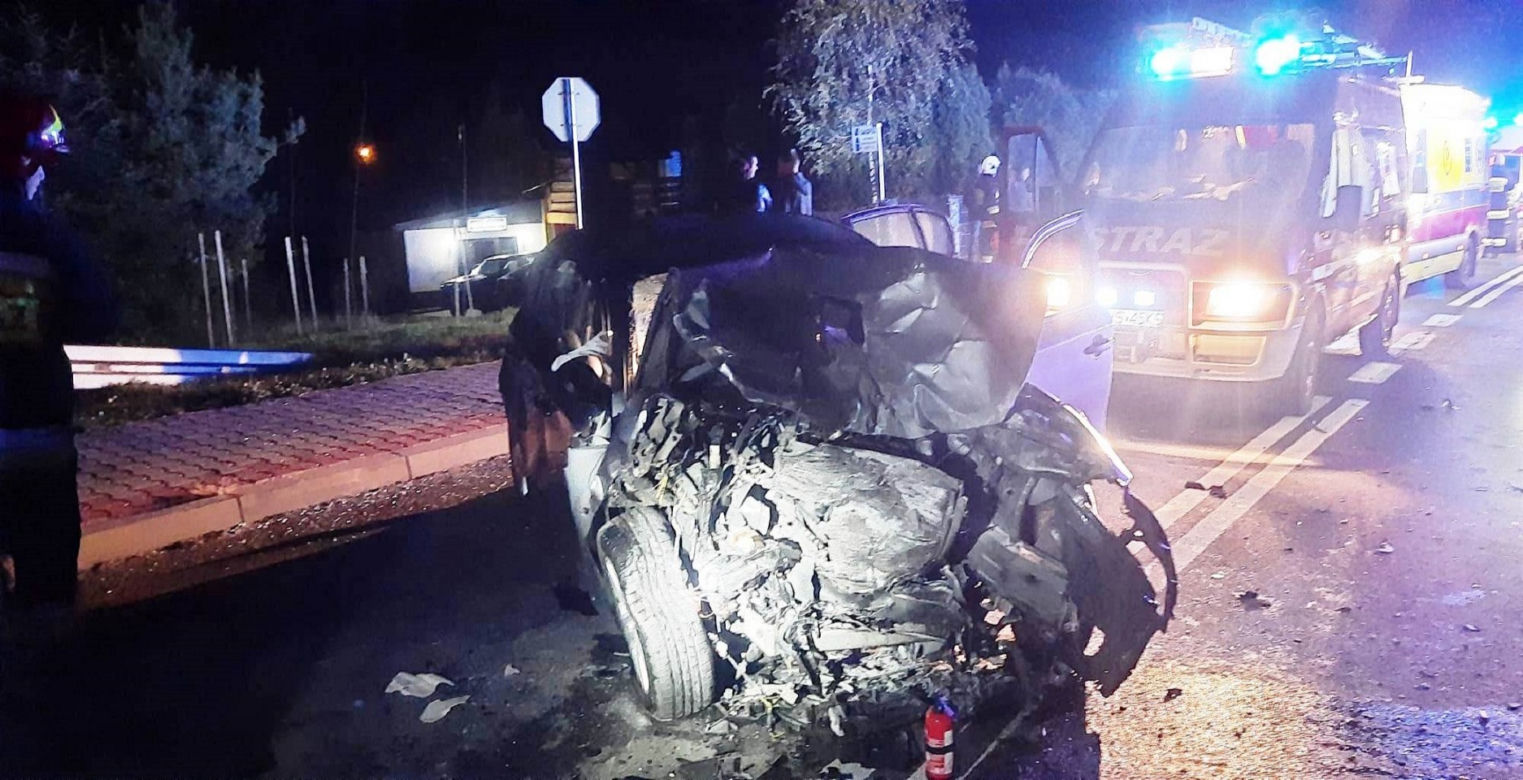 Straszny wypadek w Zabrzeży. Poszkodowani uwięzieni w samochodzie 