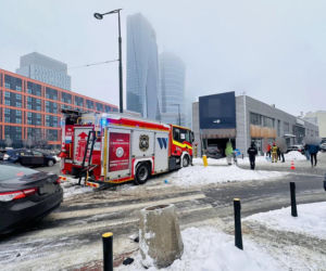 Totalna demolka na Woli. Po kolizji wjechał mercedesem do sklepu
