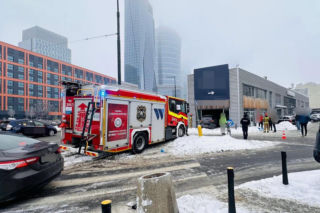 Totalna demolka na Woli. Po kolizji wjechał mercedesem do sklepu