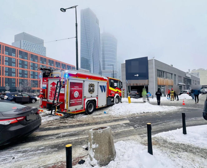 Totalna demolka na Woli. Po kolizji wjechał mercedesem do sklepu