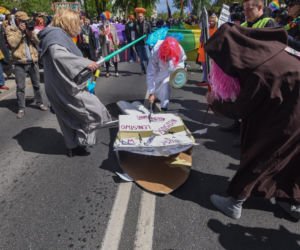 Happening pt. Na drugi koniec tęczy z Ojcem Tadeuszem. Chryja 2