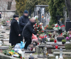 Prezes zawiózł choinkę na grób mamy