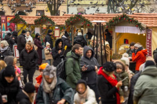 To jeden z najbardziej klimatycznych jarmarków bożonarodzeniowych. Na Małym Rynku w Krakowie przeniesiesz się w czasie