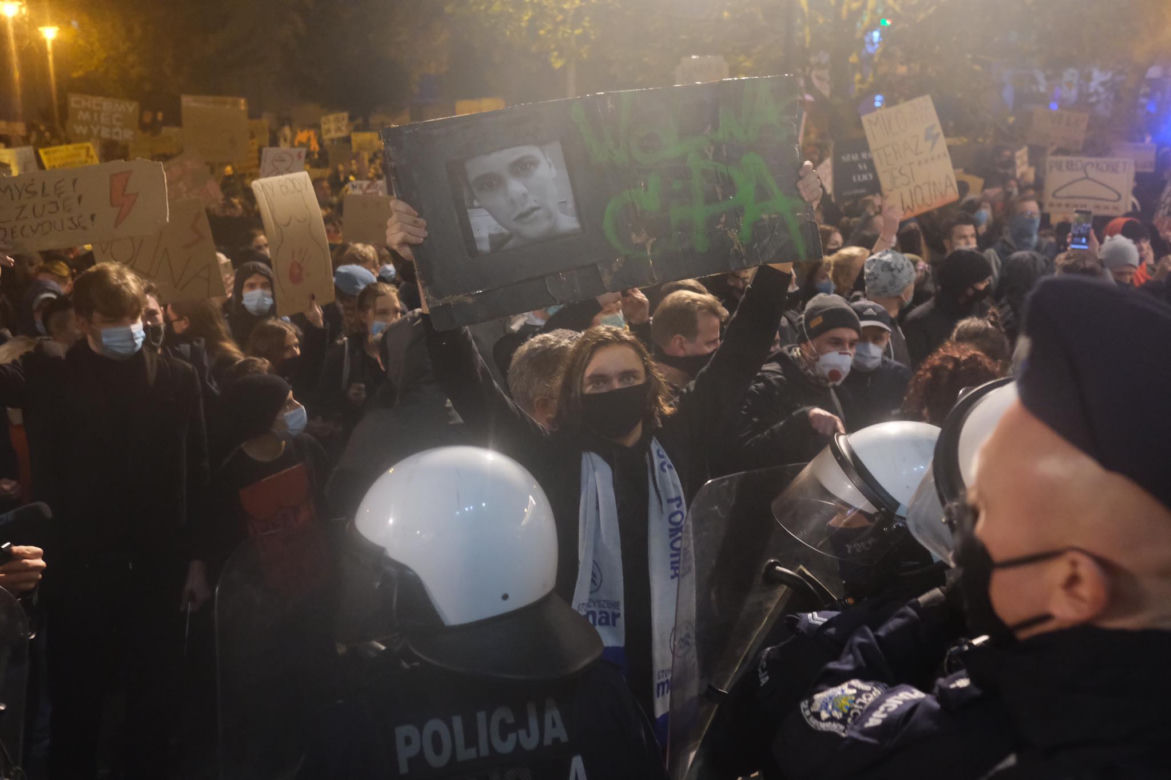 Strajk kobiet w Katowicach. Policja użyła gazu. Są zatrzymania [ZDJĘCIA]
