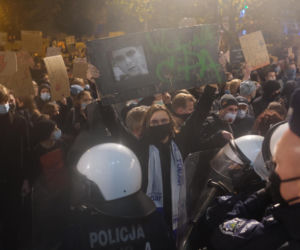 Strajk kobiet w Katowicach. Policja użyła gazu. Są zatrzymania [ZDJĘCIA]