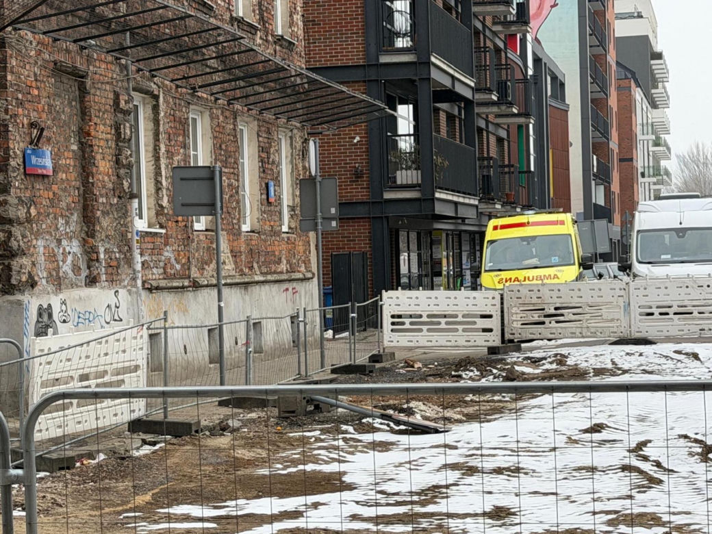 Na klatce schodowej znaleziono zwłoki mężczyzny. Tajemnicza śmierć w starej kamienicy