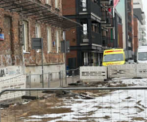 Na klatce schodowej znaleziono zwłoki mężczyzny. Tajemnicza śmierć w starej kamienicy