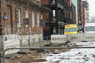 Na klatce schodowej znaleziono zwłoki mężczyzny. Tajemnicza śmierć w starej kamienicy
