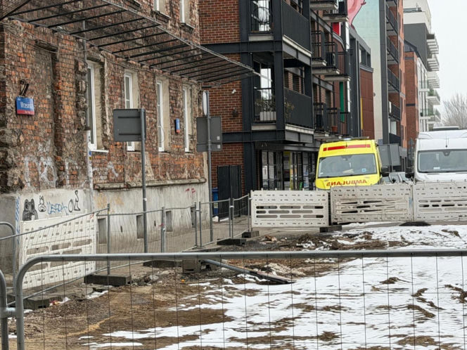 Na klatce schodowej znaleziono zwłoki mężczyzny. Tajemnicza śmierć w starej kamienicy