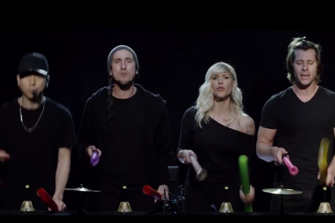 Cover Hello na rurkach PCV. Czy Twój hydraulik potrafiłby tak zagrać przebój Adele?
