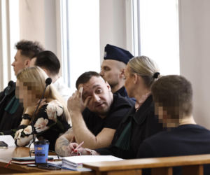 Łukasz Żak w sądzie. Sypie się linia obrony jego kolegów. Biegły: „Każdy ma obowiązek udzielenia pomocy”