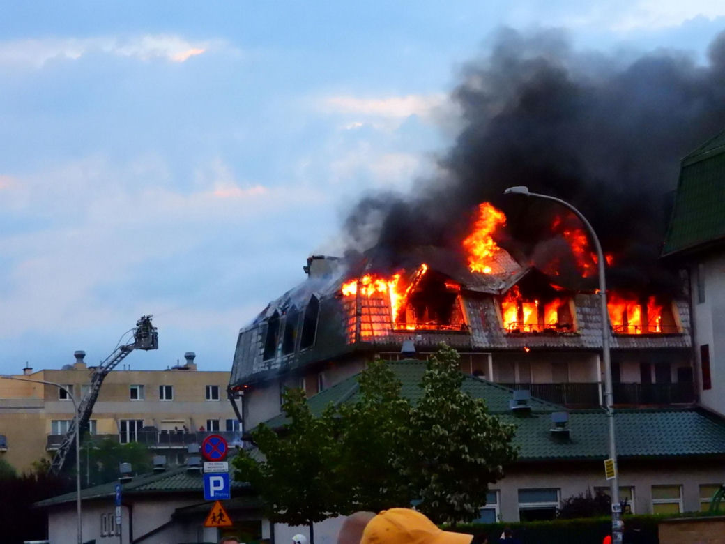 Pożar bloku w Ząbkach. Przerażające zdjęcia z miejsca tragedii