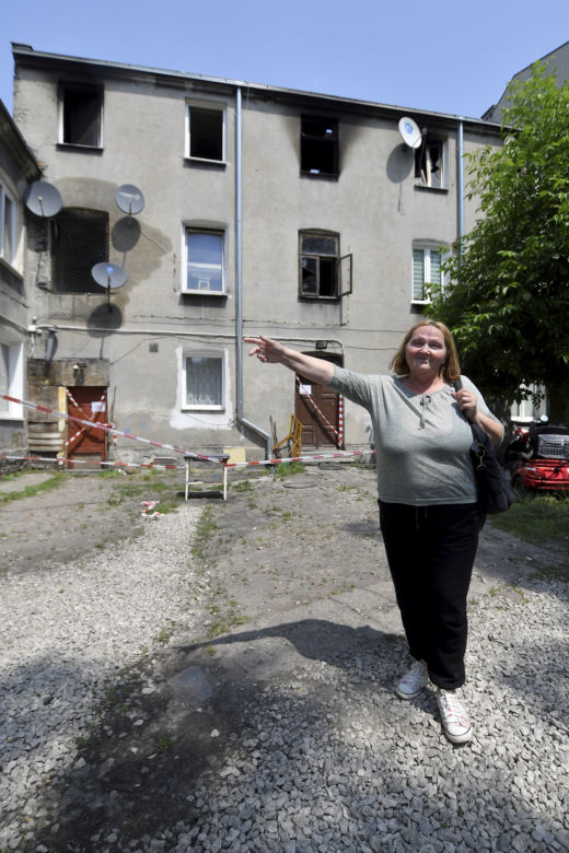 - Błagam administrację aby pozwolono mi wejść na dosłownie kilka minut. W mieszkaniu mam ubrania i rzeczy osobiste - wyznaje Stanisława (60 l.).
