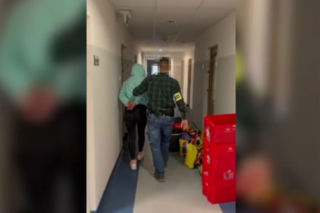 Ludzie czekali na listy. Ona składowała je w domu, bo “miała za mało czasu” 