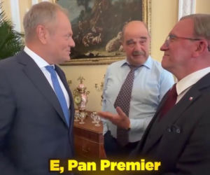 Artur Barciś chciał sprawdzić czy Tusk nosi perukę