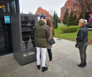 Maseczkomaty stanęły na ulicach Torunia! Gdzie je znajdziemy?