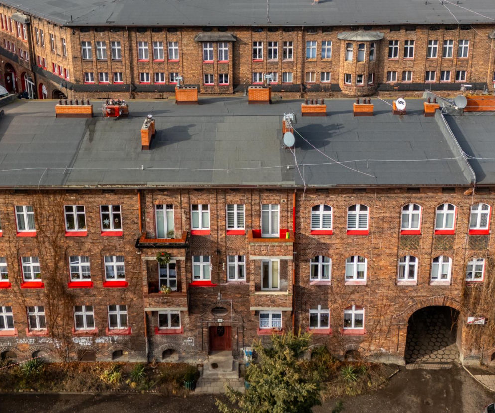 Dlaczego na Śląsku w familokach malują okna na czerwono lub zielono?