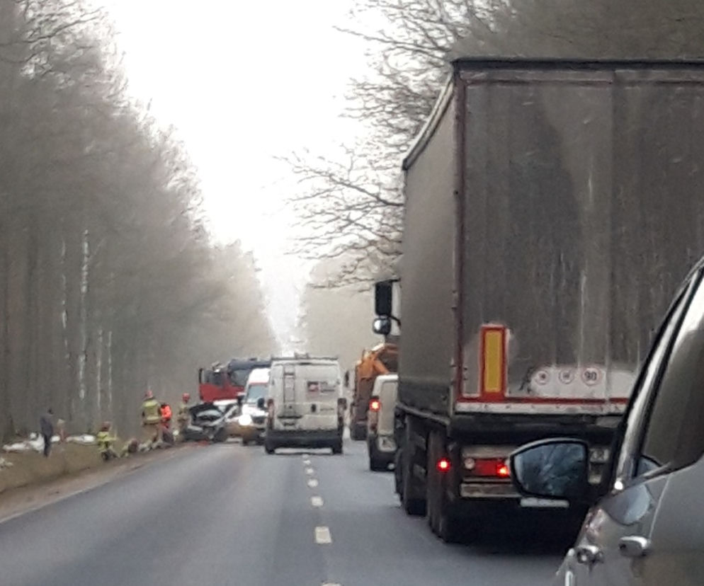 Wypadek na trasie Iława - Sampława. Zderzyły się dwie osobówki i TIR. Droga wojewódzka zablokowana