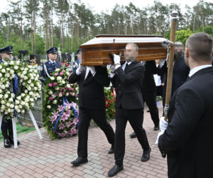 Poruszające sceny na cmentarzu. Grób 23-letniego Kacpra zalały kwiaty i wieńce