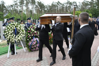 Tłumy na pogrzebie 23-letniego policjanta. Rodzina pożegnała tragicznie zmarłego Kacpra