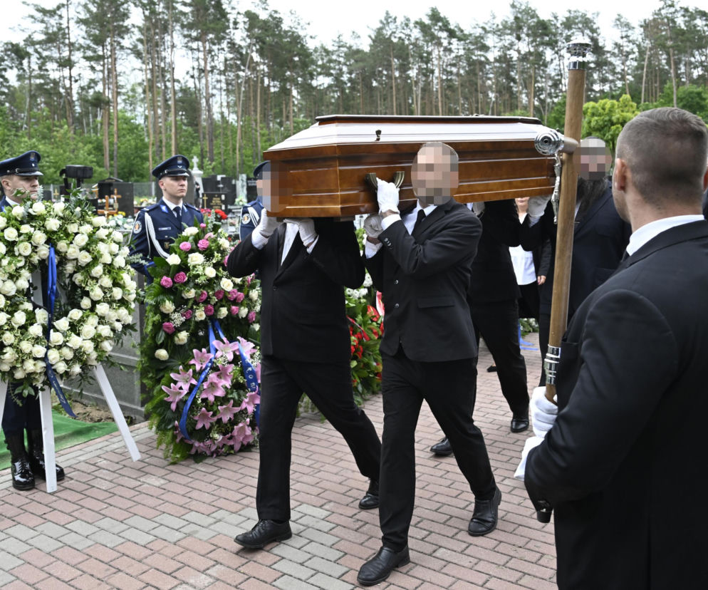Poruszające sceny na cmentarzu. Grób 23-letniego Kacpra zalały kwiaty i wieńce