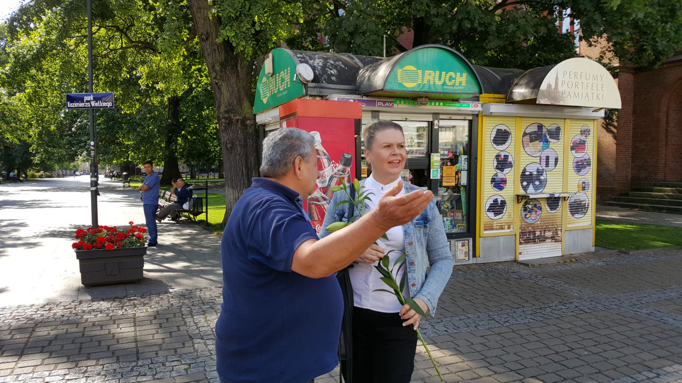 Kwiaciarki wdzięczne za poparcie. Z radości rozdały bydgoszczanom kwiaty!