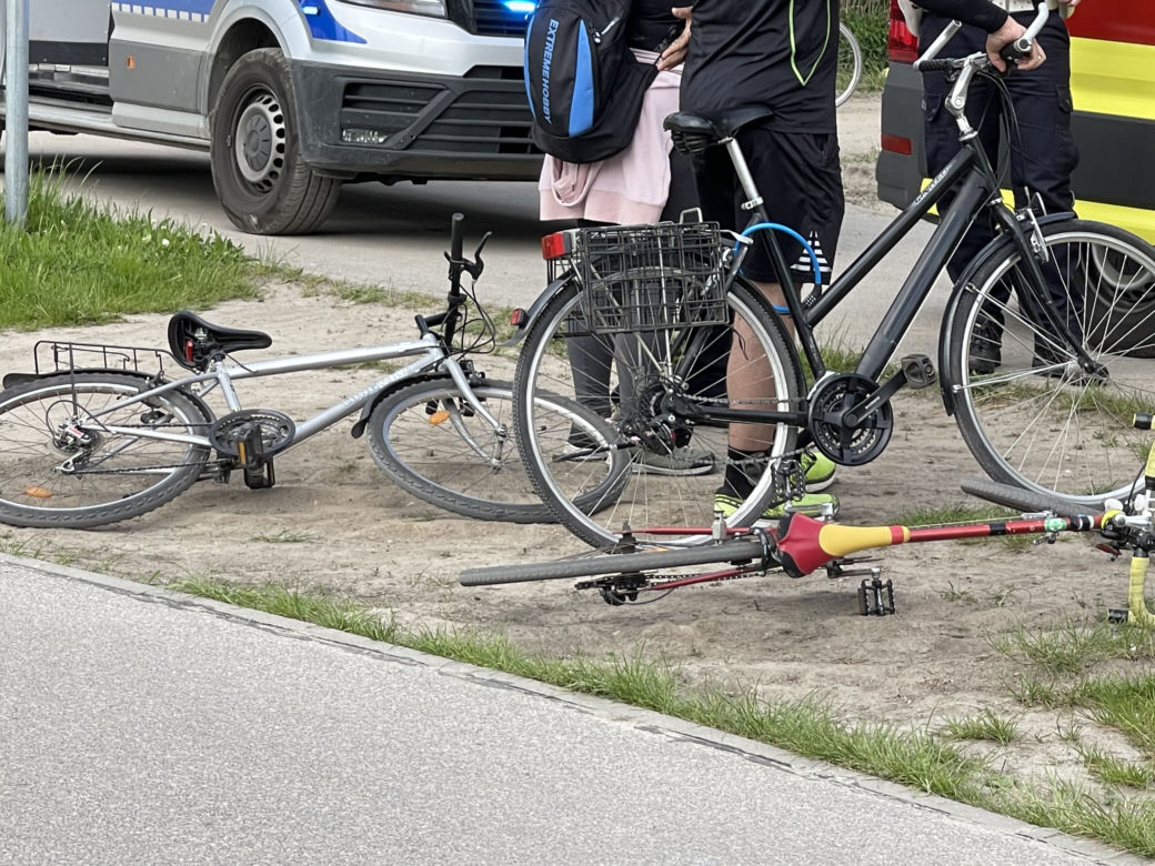 Czołowe zderzenie rowerzystów w Warszawie. Cyklista trafił do szpitala