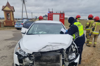 Trzcianne: Wypadek przy wiejskiej kapliczce. Dwie kobiety w szpitalu [ZDJĘCIA]