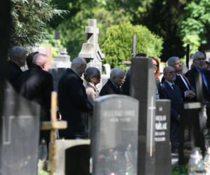 Jarosław Kaczyński na cmentarzu nie był sam. Pewna kobieta nie odstępowała go na krok