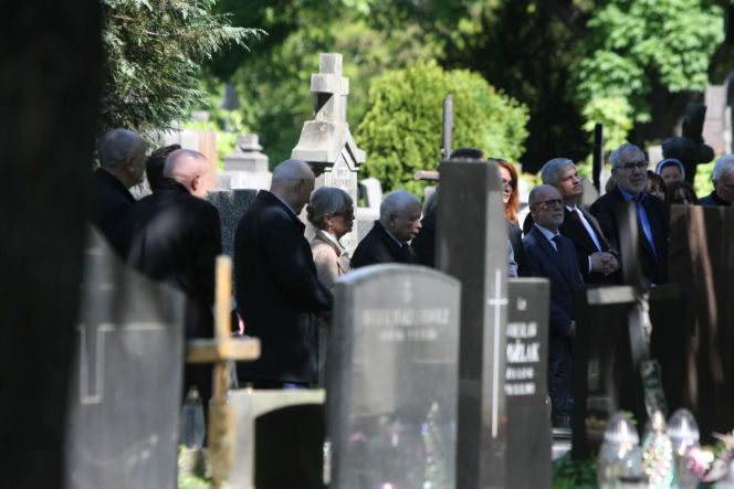 Jarosław Kaczyński na cmentarzu nie był sam. Pewna kobieta nie odstępowała go na krok