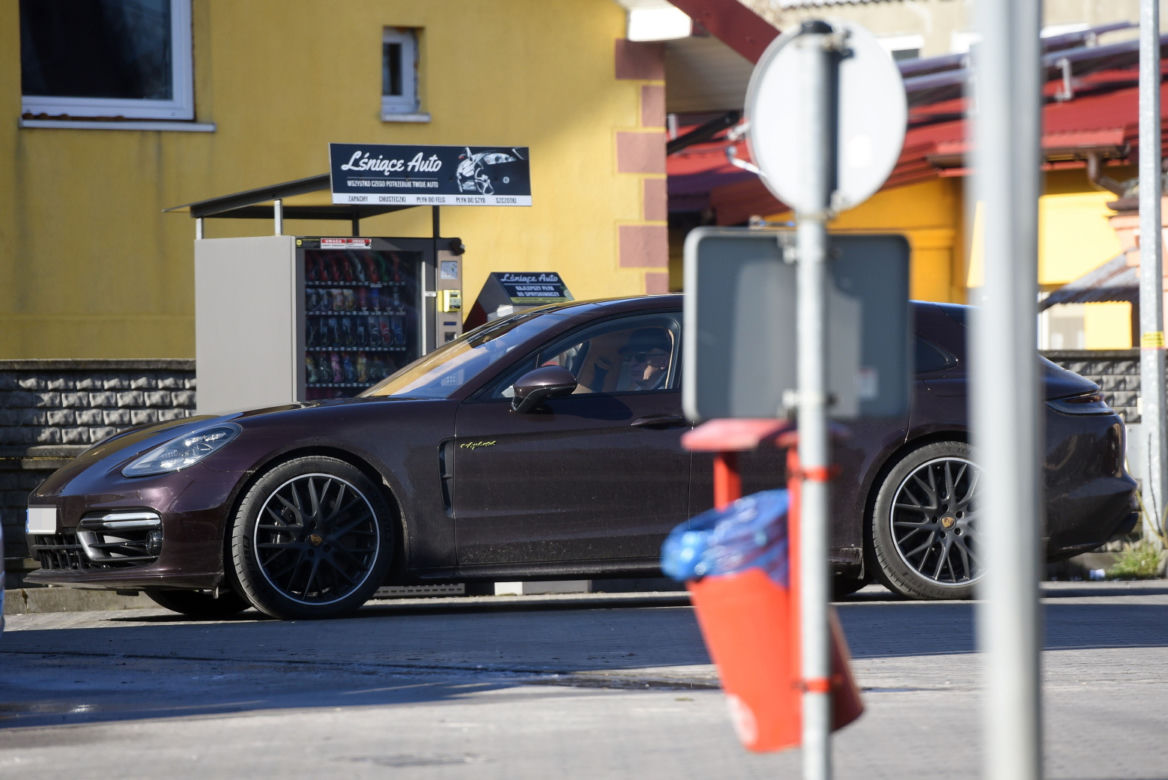 Tata wypucował Idze porsche