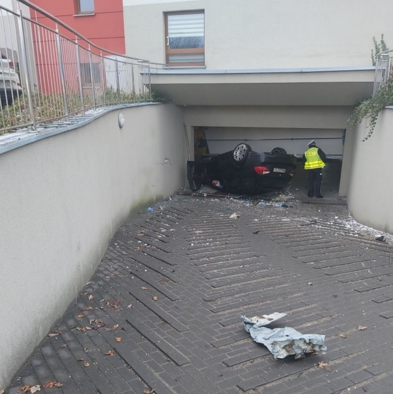 Masakra! Dachował samochodem, barierki przebiły go na wylot